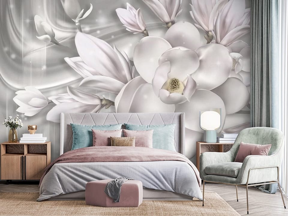 Fototapeta z dużymi białymi kwiatami magnolii na subtelnym tle - przytulna aranżacja za łóżkiem w sypialni