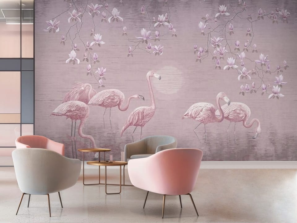 Fototapeta z flamingami stojącymi w wodzie, otoczonymi kwiatami magnolii - przytulna kawiarnia w rożowych kolorach