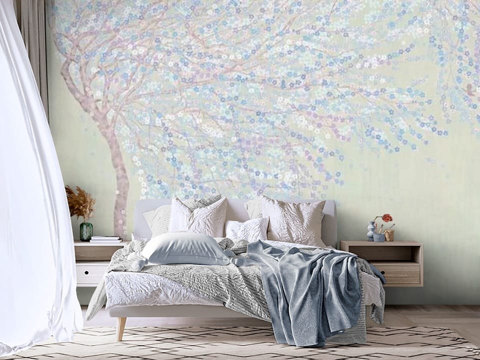 Fototapeta z drzewem sakura i pastelowymi kwiatami na jasnym tle - aranżacja w sypialni z dużym oknem