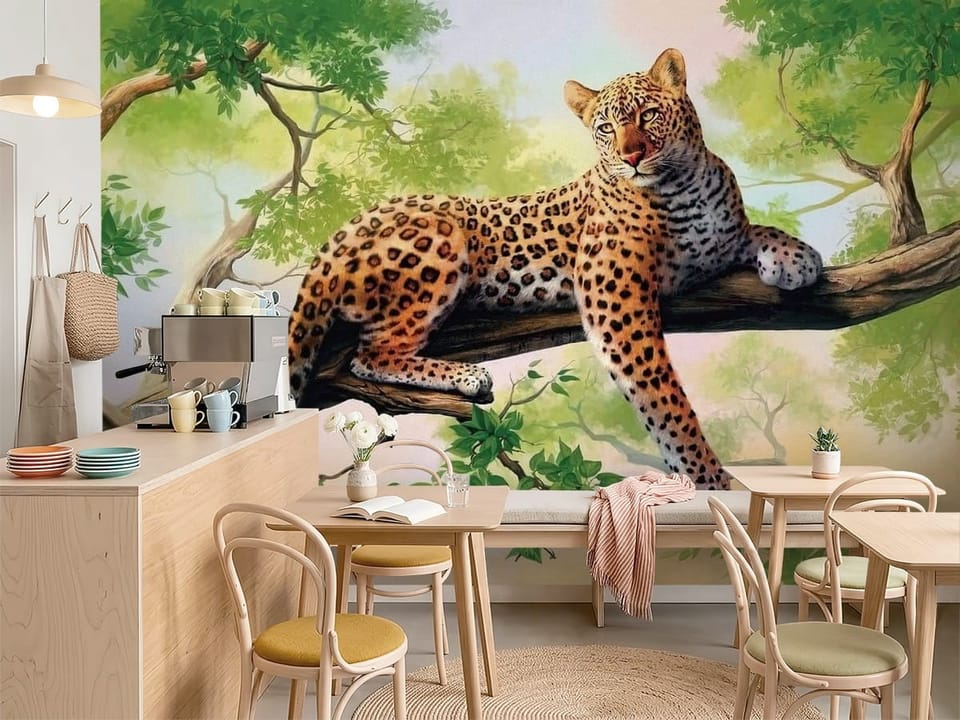 Fototapeta z leopardem leżącym na gałęzi drzewa otoczonym zielonymi liśćmi - aranżacja przytulnej kawiarni