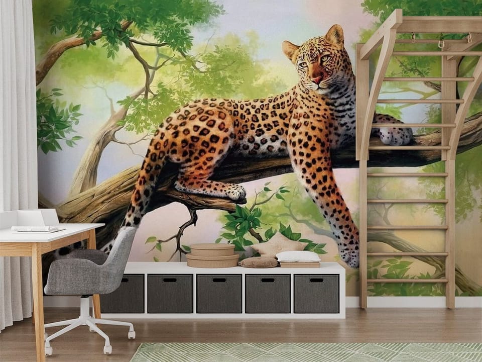Fototapeta z leopardem leżącym na gałęzi drzewa otoczonym zielonymi liśćmi - nowoczesny pokój nastolatka z modnym akcentem