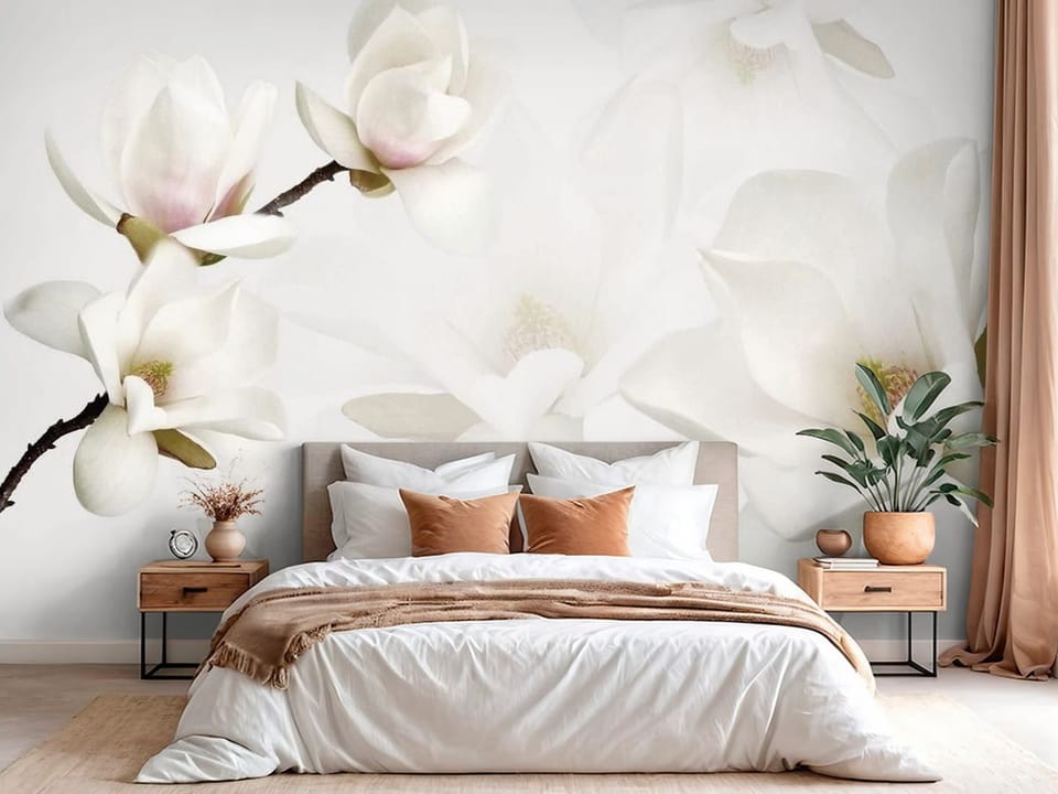 Fototapeta z białymi kwiatami magnolii na gałęzi, jasne tło - pomysłowe wykończenie jasnej sypialni