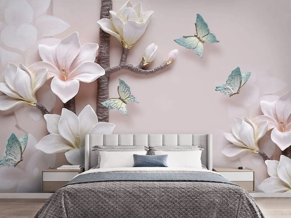 Fototapeta z gałęzią magnolii i niebieskimi motylami na jasnym tle - aranżacja w przytulnej sypialni