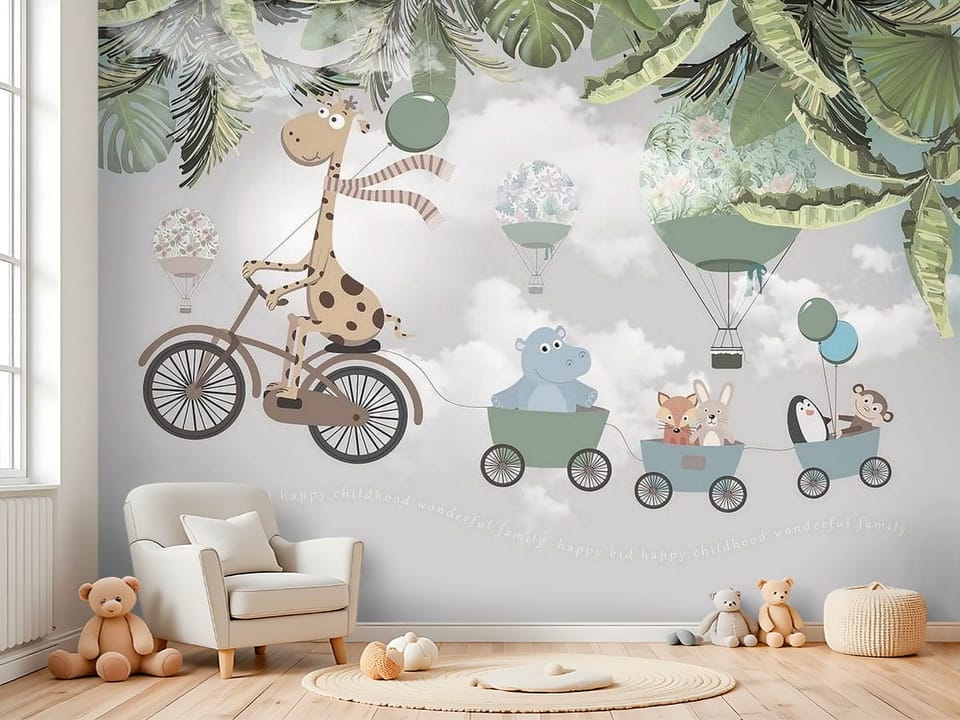 Fototapeta z żyrafą na rowerze i przyczepkami pełnymi zwierząt, liście palmowe i balony - kreatywna przestrzeń do zabawy w pokoju dziecka