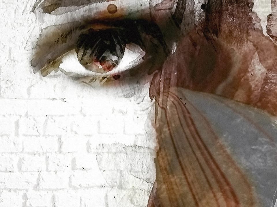Fototapeta Twarz kobiety na tle muralu - realne zdjęcie w rolce
