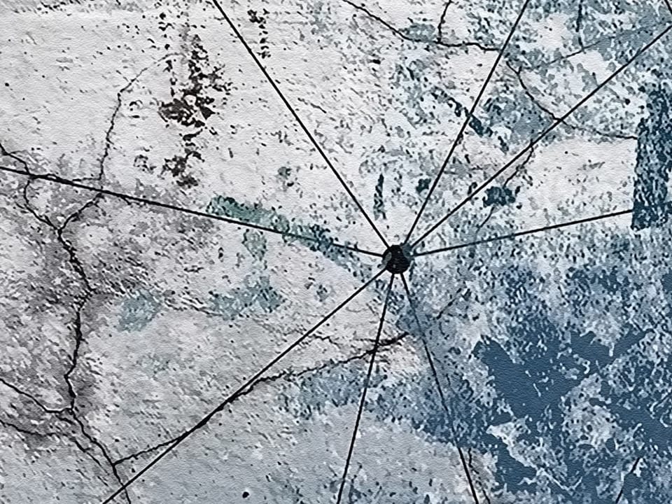 Fototapeta Geometryczne dłonie na tle betonu - jakość wydruku i struktura materiału