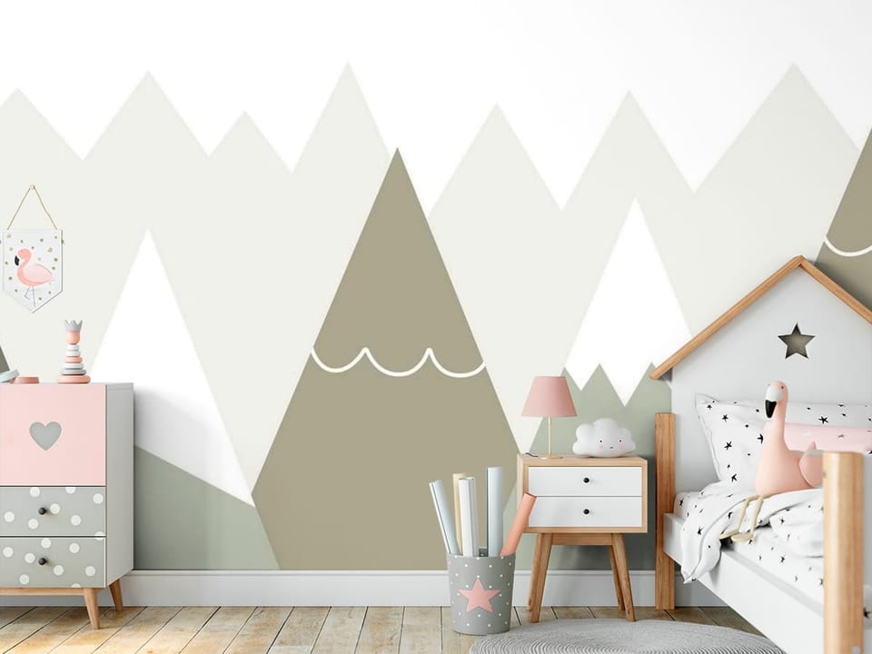 Fototapeta z geometrycznymi szczytami gór na jasnym tle w minimalistycznym stylu - ściana akcentowa w przytulnym pokoju dziecięcym