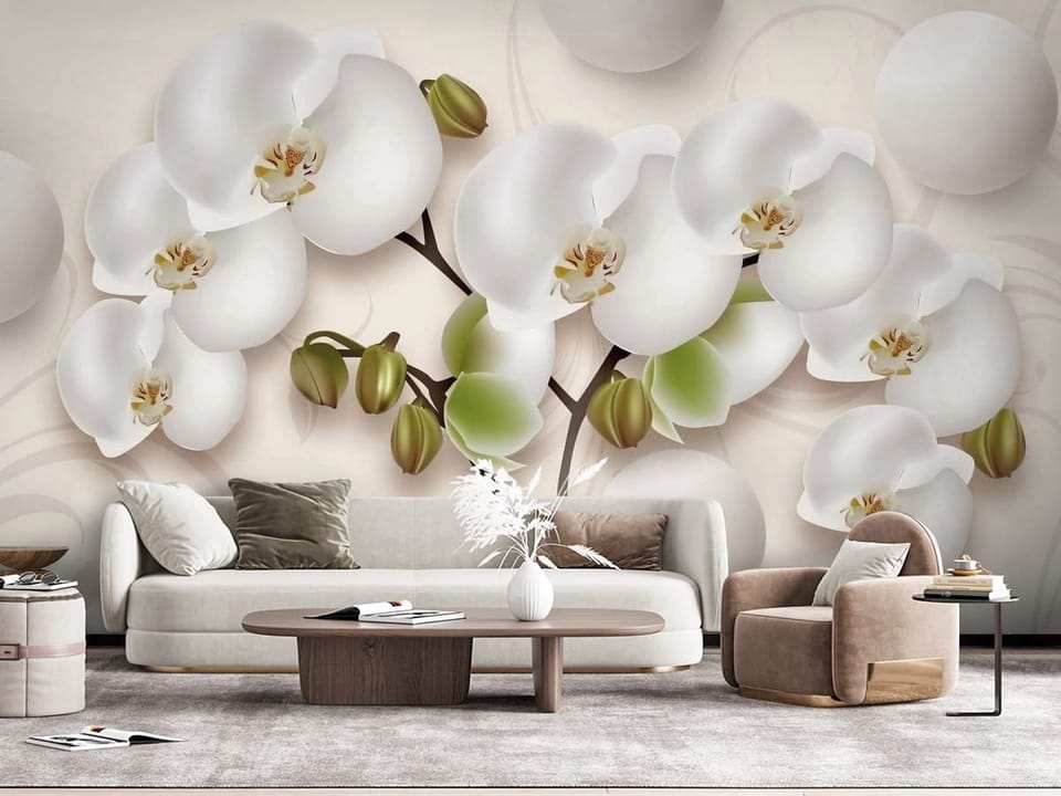 Fototapeta z białymi kwiatami orchidei na beżowym tle z zielonymi pąkami - widok na ścianę za kanapą w salonie