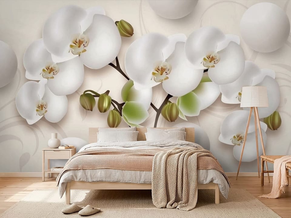 Fototapeta z białymi kwiatami orchidei na beżowym tle z zielonymi pąkami - nowoczesna aranżacja w sypialni