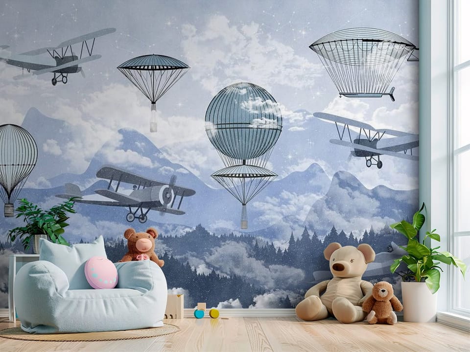 Fototapeta z balonami i samolotami na tle gór i chmur - przytulny kącik do zabawy w pokoju dziecka
