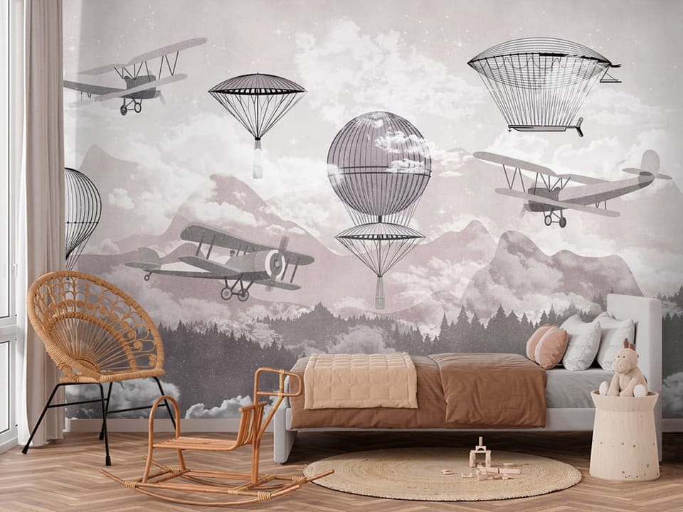 Fototapeta z balonami i samolotami nad górską scenerią - aranżacja w przytulnym pokoju dziecięcym