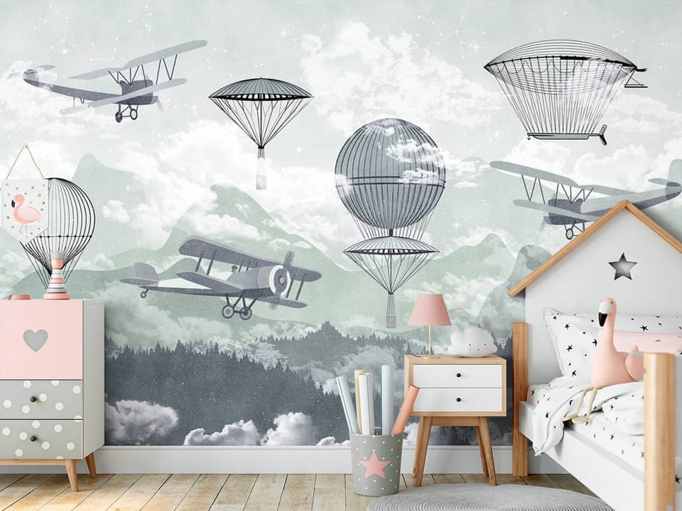 Fototapeta z balonami i samolotami nad górami i chmurami - ściana akcentowa w przytulnym pokoju dziecięcym