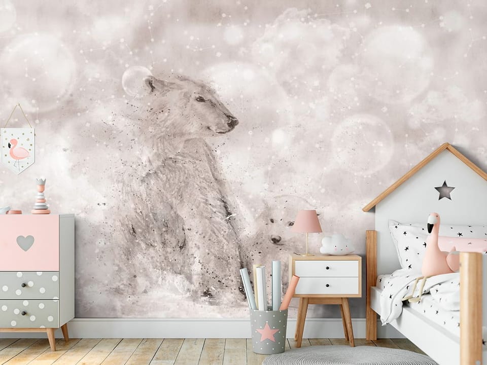 Fototapeta z dwoma niedźwiedziami polarnymi na śnieżnym tle - ściana akcentowa w przytulnym pokoju dziecięcym
