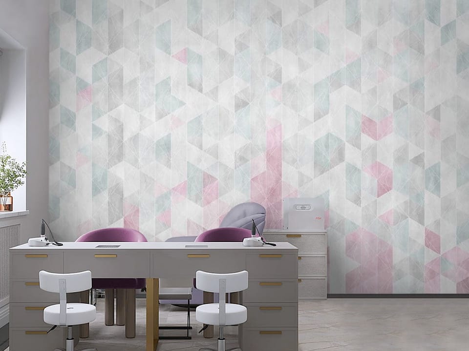 Fototapeta z geometrycznym wzorem trójkątów w pastelowych kolorach - aranżacja ściany w biurze