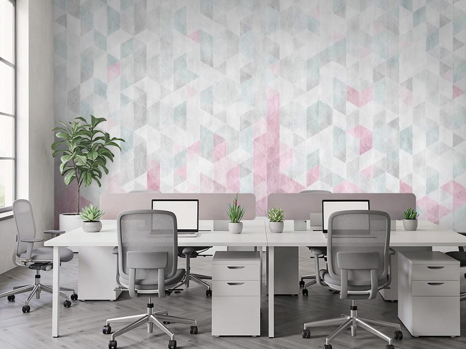 Fototapeta z geometrycznym wzorem trójkątów w pastelowych kolorach - ściana w nowoczesnym biurze