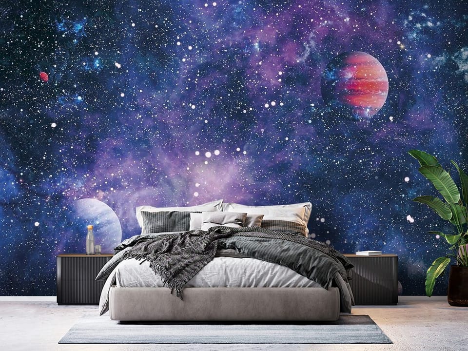 Fototapeta z planetami, mgławicą i gwiazdami na ciemnym tle - ściana w eleganskiej sypialni