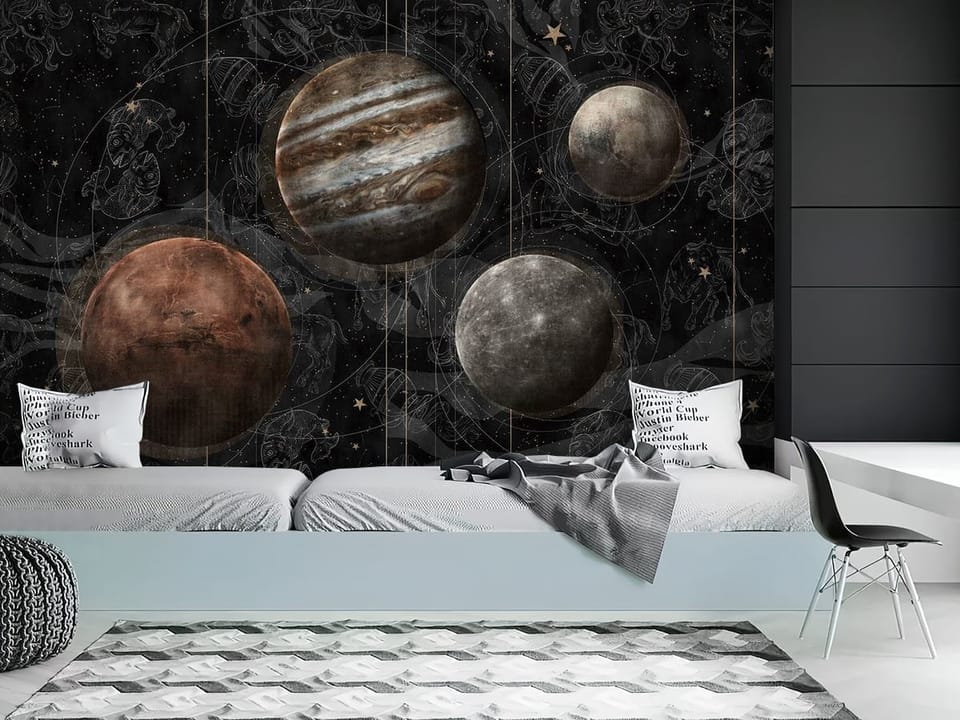 Fototapeta z czterema planetami na tle gwiazd i konstelacji - nowoczesne wnętrze w pokoju nastolatka