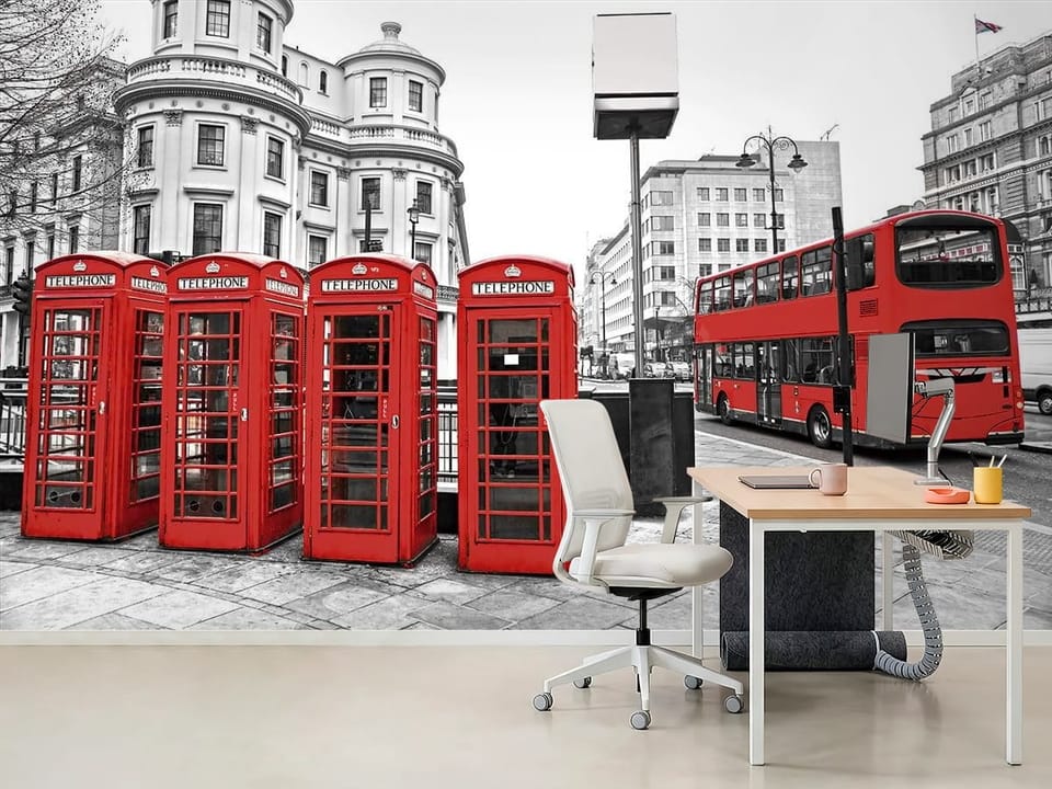 Fototapeta z czerwonymi budkami telefonicznymi i miejskim krajobrazem Londynu - dekoracja ściany w minimalistycznym biurze