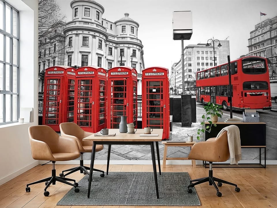 Fototapeta z czerwonymi budkami telefonicznymi i miejskim krajobrazem Londynu - inspiracja do biura w ciepłych kolorach
