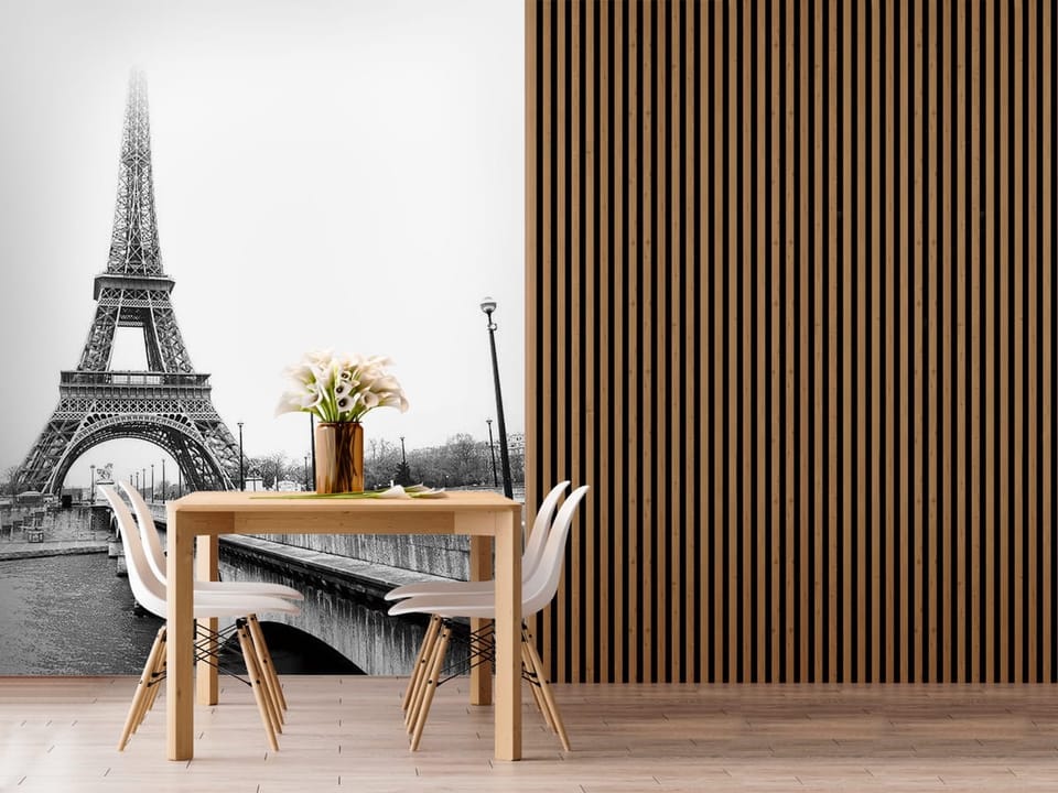 Fototapeta z Wieżą Eiffla, mostem i rzeką w Paryżu, z latarniami - ściana w kuchni w kompozycji z lamelami drewnymi