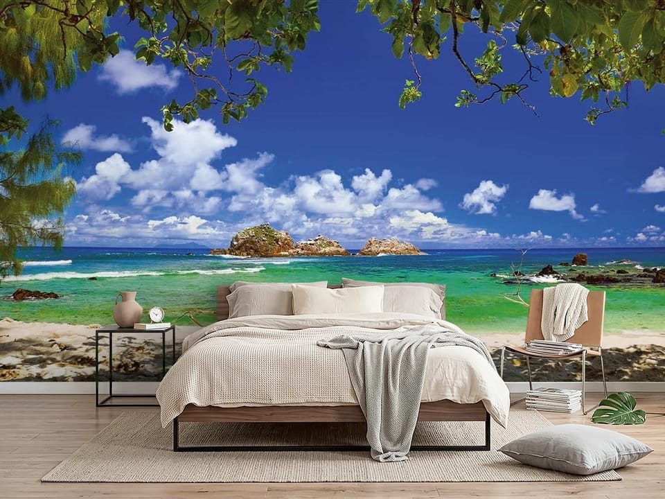 Fototapeta z plażą, turkusowym oceanem i błękitnym niebem - piękna ściana w nowoczesnej sypialni