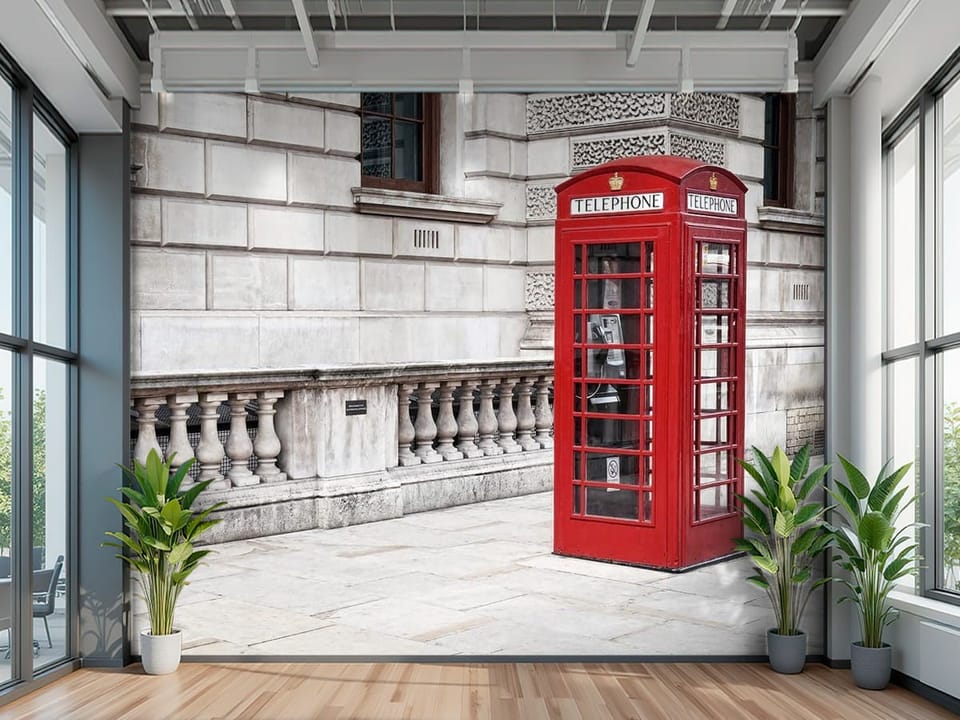 Fototapeta z czerwoną budką telefoniczną i ulicą Londynu - ściana akcentowa przy wejściu do biura