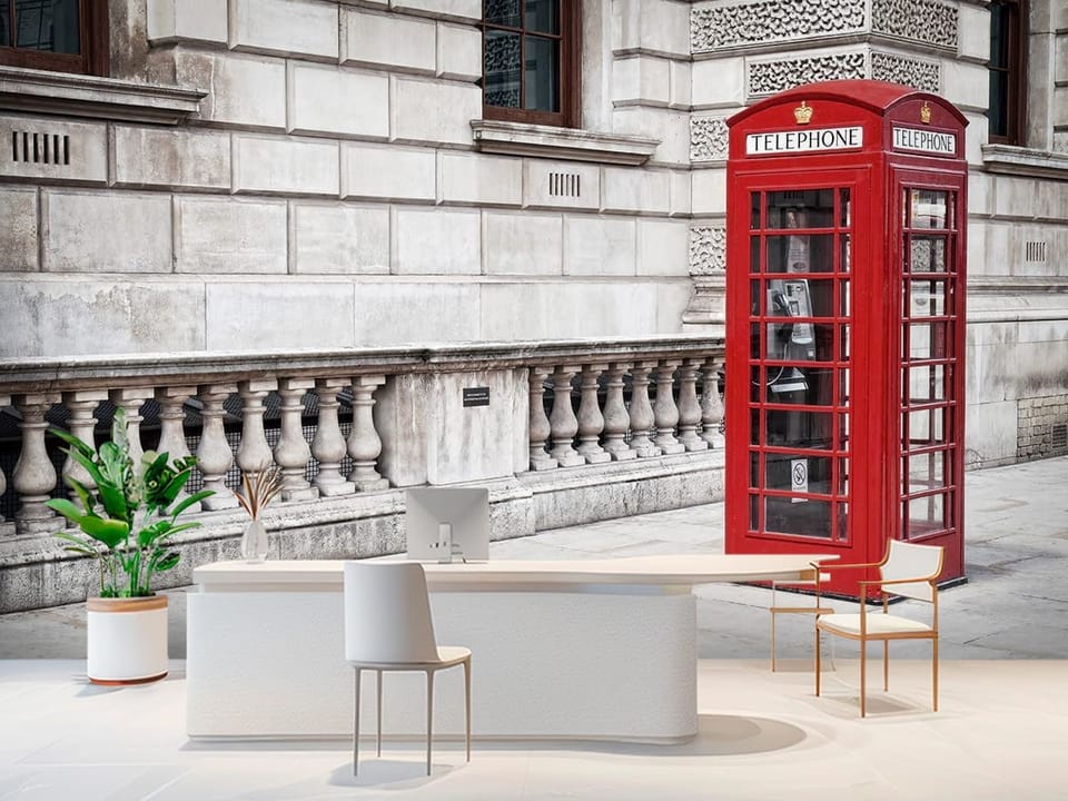 Fototapeta z czerwoną budką telefoniczną i ulicą Londynu - aranżacja w nowoczesnym biurze