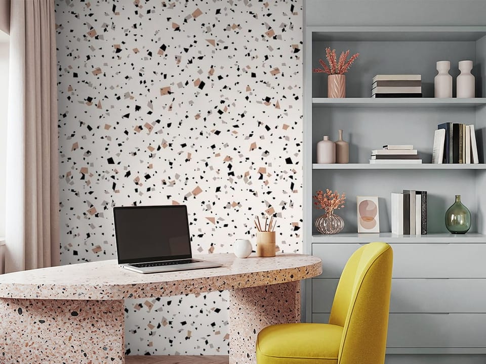 Fototapeta z wzorem terrazzo, czarne i brązowe elementy na jasnym tle - piękna inspiracja do biura