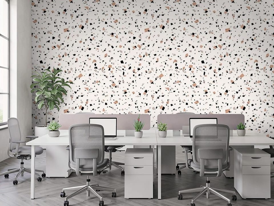 Fototapeta z wzorem terrazzo, czarne i brązowe elementy na jasnym tle - ściana w nowoczesnym biurze