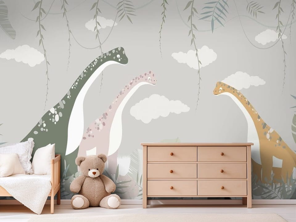 Fototapeta z trzema kolorowymi dinozaurami na łące z roślinami i chmurami - pokój dziecka w jasnych pastelowych barwach