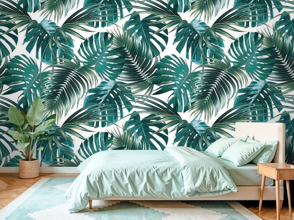 Fototapeta z zielonymi liśćmi tropikalnymi, takimi jak monstera i palmowe, na białym tle - piękna inspiracja do sypialni
