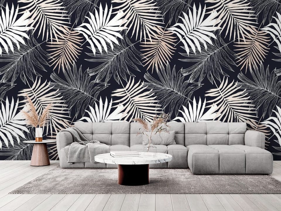 Fototapeta z liśćmi palmowymi w jasnych odcieniach na ciemnym tle - elegancki salon w stylu minimalistycznym