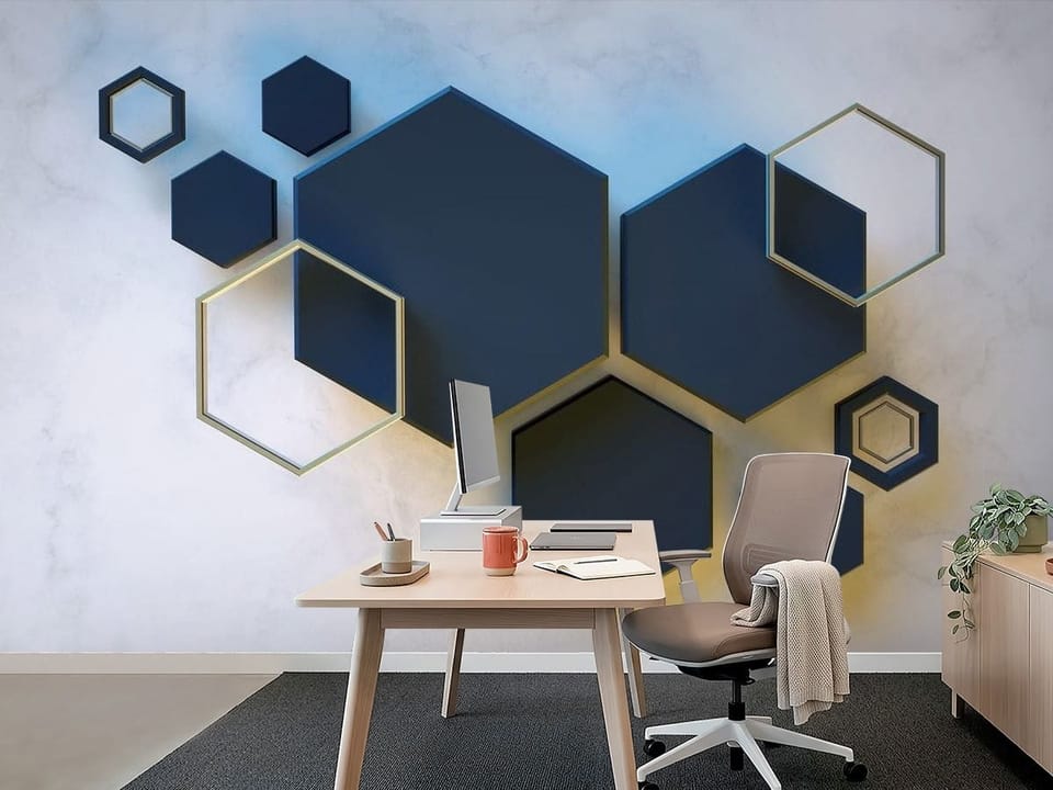 Fototapeta z ciemnymi sześciokątami na jasnym, marmurowym tle z złotymi konturami - aranżacja jasnego biura z dekoracją ścienną