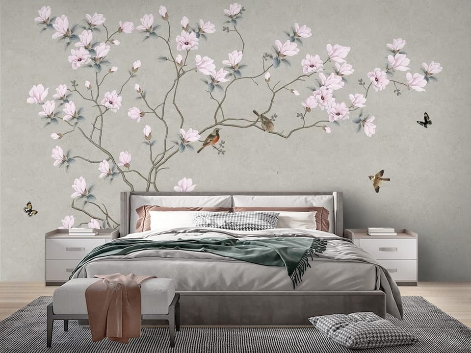 Fototapeta z gałęzią magnolii i różowymi kwiatami na szarym tle - nowoczesna ściana w jasnej i nasłonecznionej sypialni