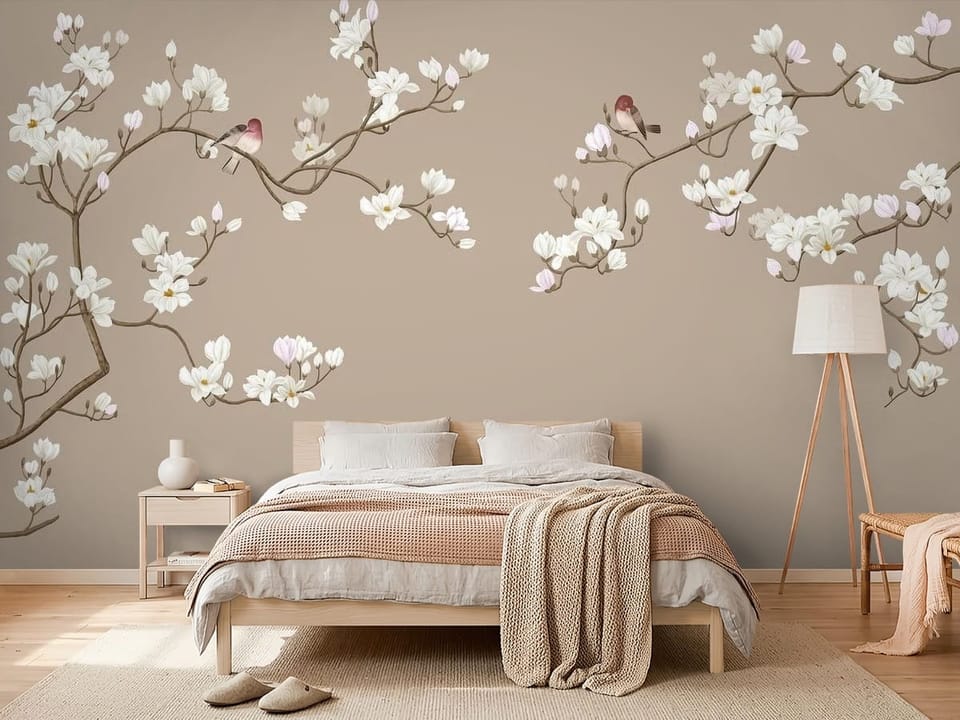 Fototapeta z gałązkami magnolii i ptakami na beżowym tle - nowoczesna aranżacja w sypialni