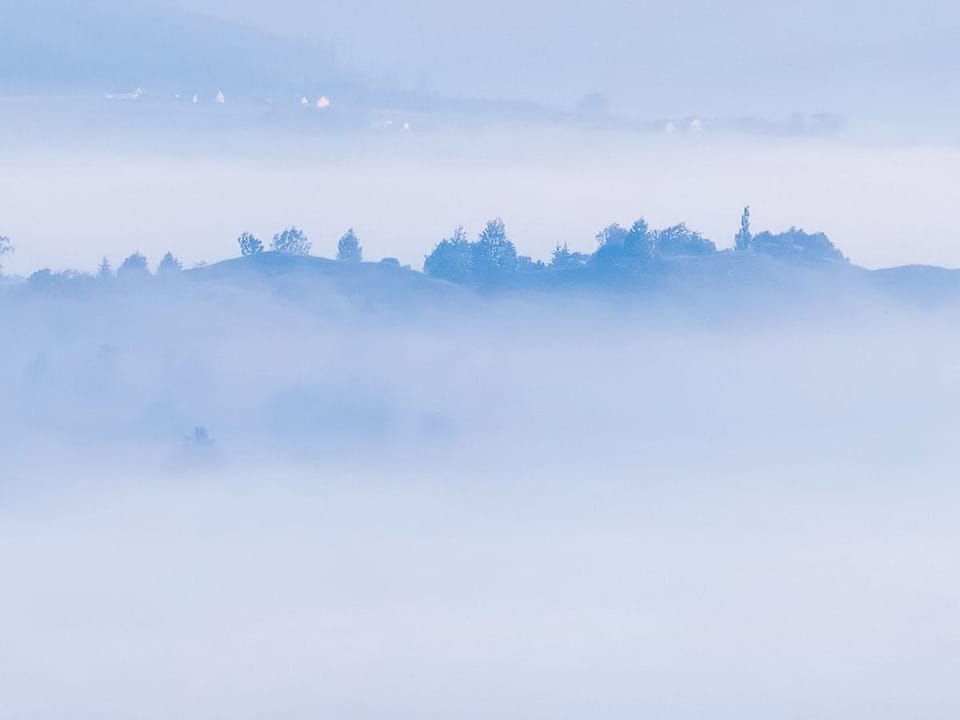 Fototapeta Górski krajobraz we mgle - jakość wydruku i struktura materiału