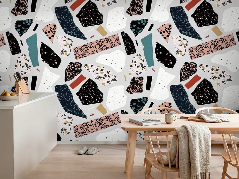 Fototapeta z abstrakcyjnymi kolorowymi kształtami w stylu terrazzo - ściana w przytulnej kuchni