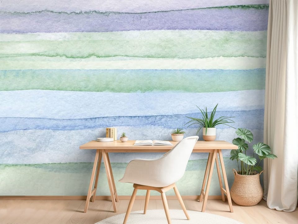 Fototapeta z poziomymi pasami akwarelowymi w pastelowych odcieniach niebieskiego i zielonego. - ściana za biurkiem w pokoju nastolatka