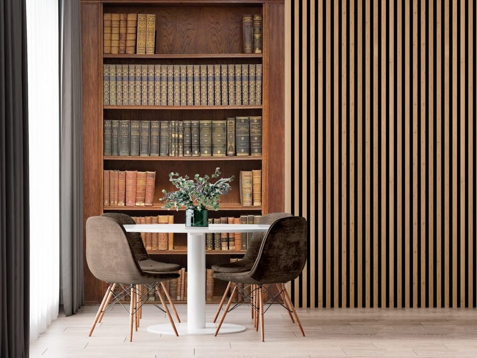 Fototapeta przedstawiająca drewnianą biblioteczkę z książkami w różnych kolorach i rozmiarach. - luksusowa inspiracja do strefy jadalnianej w kuchni