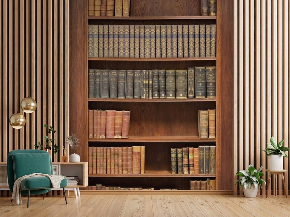 Fototapeta przedstawiająca drewnianą biblioteczkę z książkami w różnych kolorach i rozmiarach. - aranżacja w przedpokoju w połączeniu z lamelami ściennymi