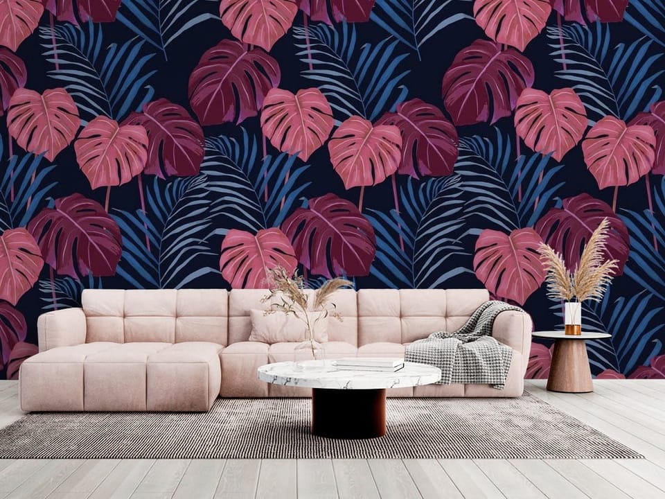 Fototapeta z różowymi liśćmi monstery i ciemnoniebieskimi palmami - salon w jasnych kolorach
