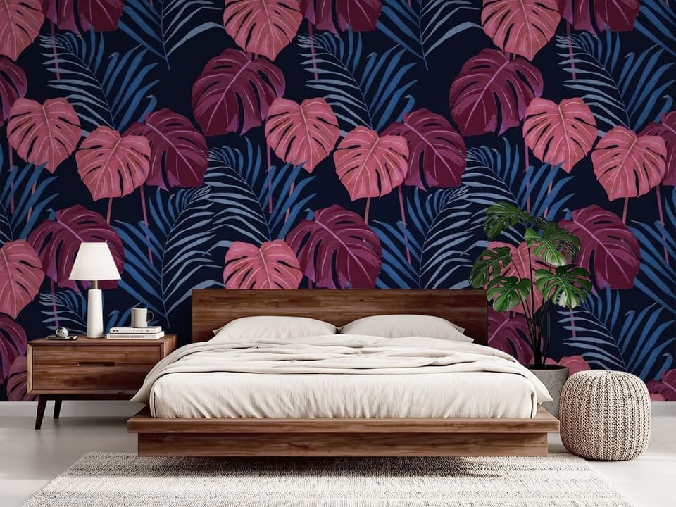 Fototapeta z różowymi liśćmi monstery i ciemnoniebieskimi palmami - sypialnia boho z łóżkiem drewnianym