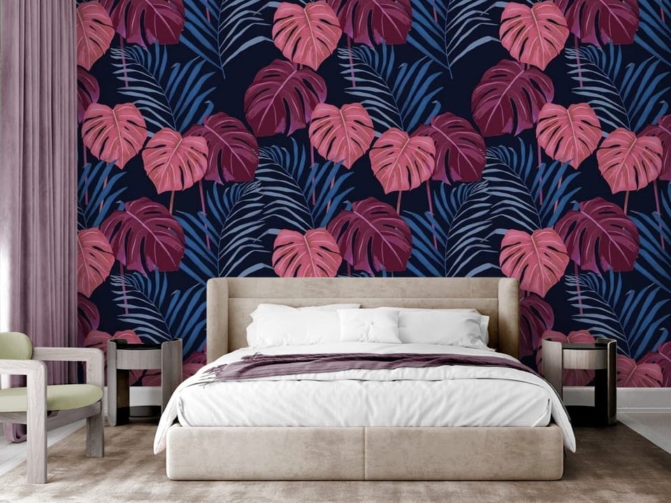 Fototapeta z różowymi liśćmi monstery i ciemnoniebieskimi palmami - nowoczesna sypialnia w stylu glamour