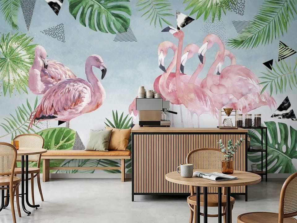 Fototapeta z różowymi flamingami i zielonymi liśćmi na tle - inspiracja do nowoczesnej kawiarni