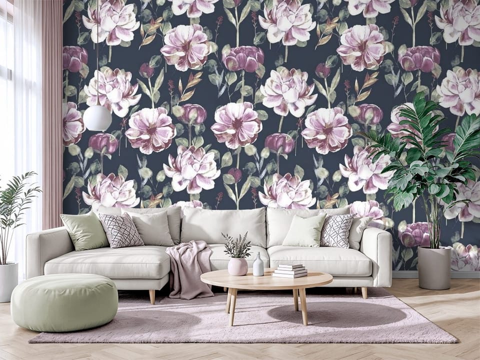 Fototapeta z dużymi kwiatami w pastelowych odcieniach fioletu na ciemnym tle - salon w jasnych barwach z modnym akcentem