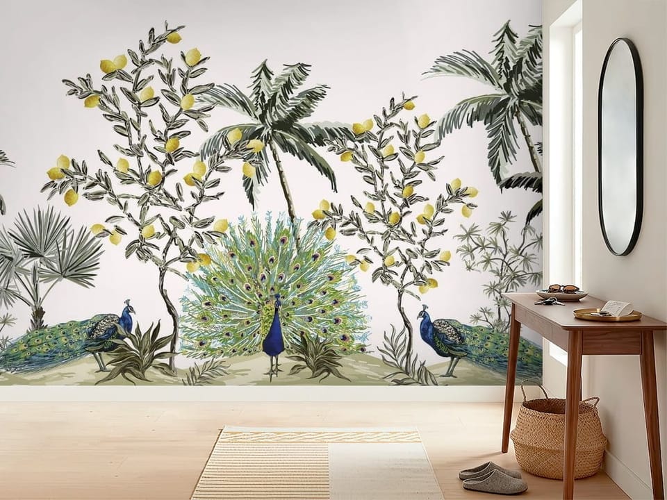 Fototapeta z pawimi ogonami i tropikalnymi roślinami, palmy i cytryny - inspiracji do minimalistycznego przedpokoju