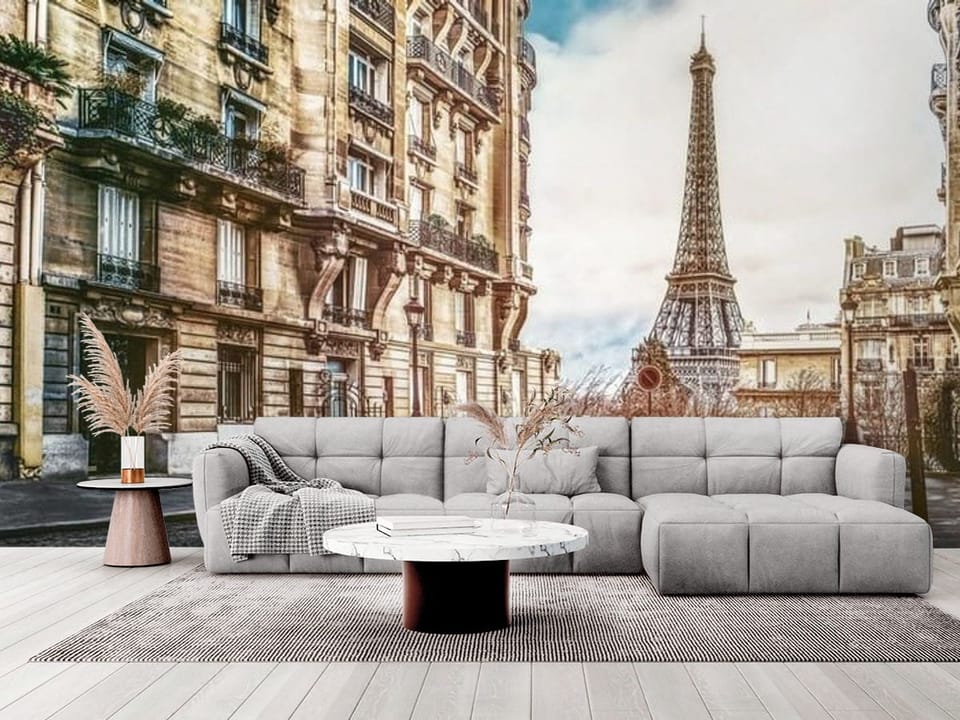 Fototapeta z ulicą i wieżą Eiffla, otoczoną kamienicami i niebem z chmurami - elegancki salon w stylu minimalistycznym