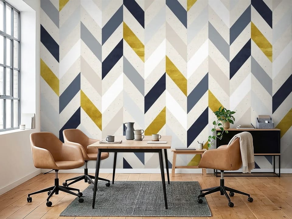 Fototapeta z geometrycznym wzorem w jodełkę w kolorach białym, szarym, granatowym i żółtym. - inspiracja do biura w ciepłych kolorach