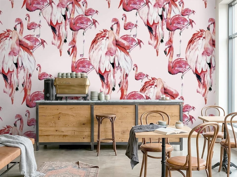 Fototapeta z grupą różowych flamingów w różnych pozach na jasnym tle - nowoczesna inspiracja do kawiarni