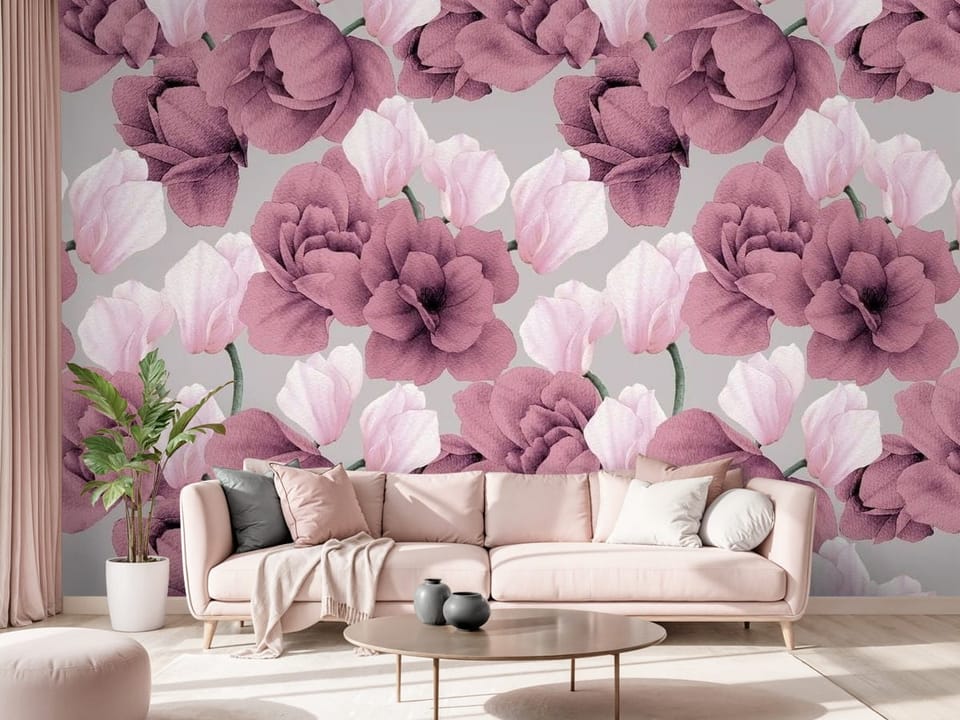 Fototapeta z dużymi magnoliami w odcieniach różu i fioletu na jasnym tle - salon w różowych kolorach